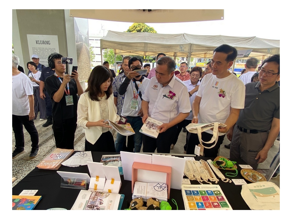 永續中心林沂品主任於雲科大攤位向馬來西亞交通部長進行解說