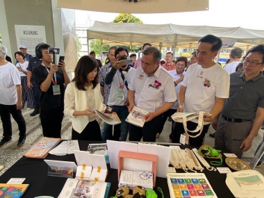 永續中心林沂品主任於雲科大攤位向馬來西亞交通部長進行解說