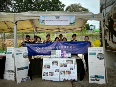 雲科大與台灣代表團於市集攤位合影