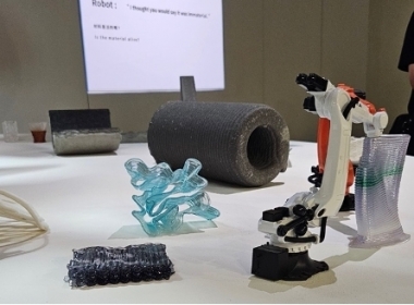 流動意識 DANCING WITH ROBOTS