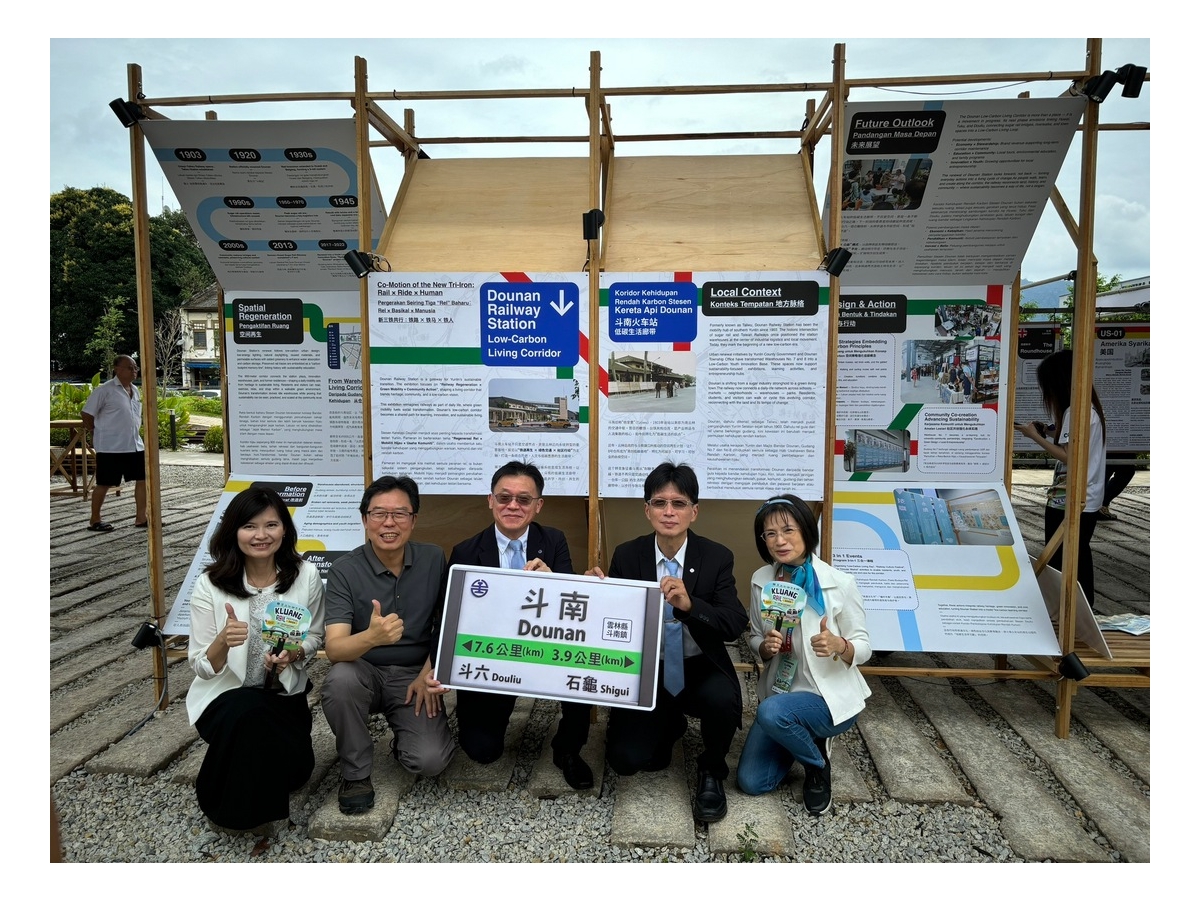 雲科大與台灣代表團於市集的台灣鐵道文化永續發展介紹專區合影